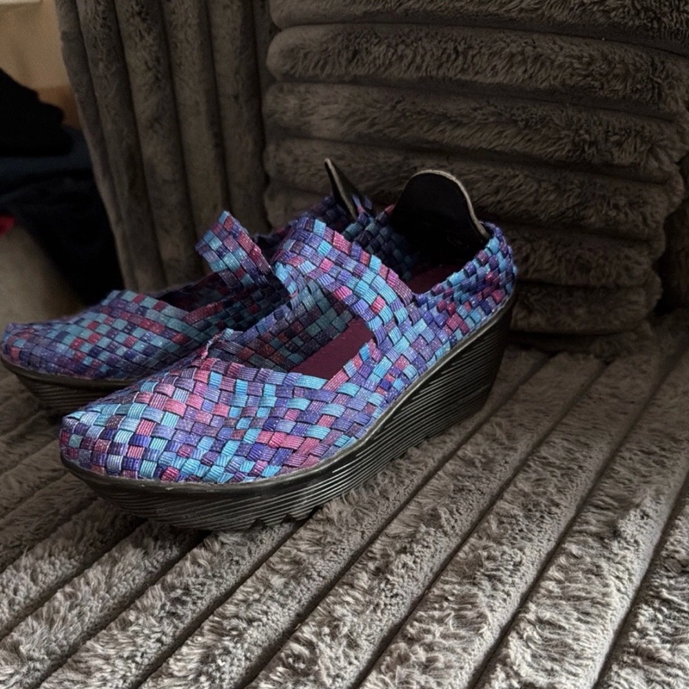 Beautiful Colorful Woven Women's Olive Street Mary Jane’s size 8